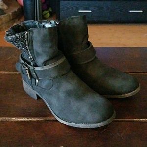 SOLD BRAND NEW Boots
